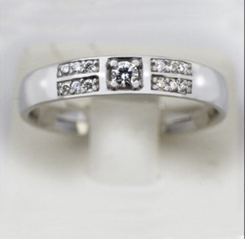 Timanttisormus V9050