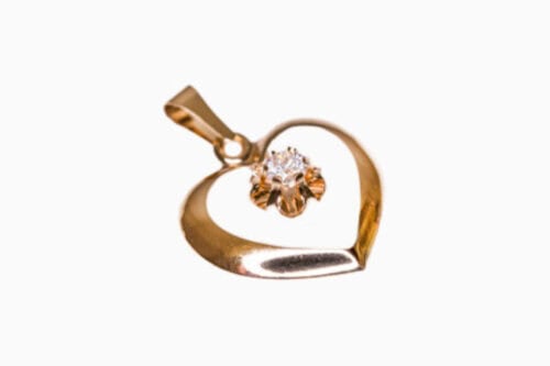 Kultainen sydänriipus zirkonialla