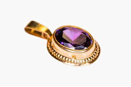 Kultainen riipus violetti kivi