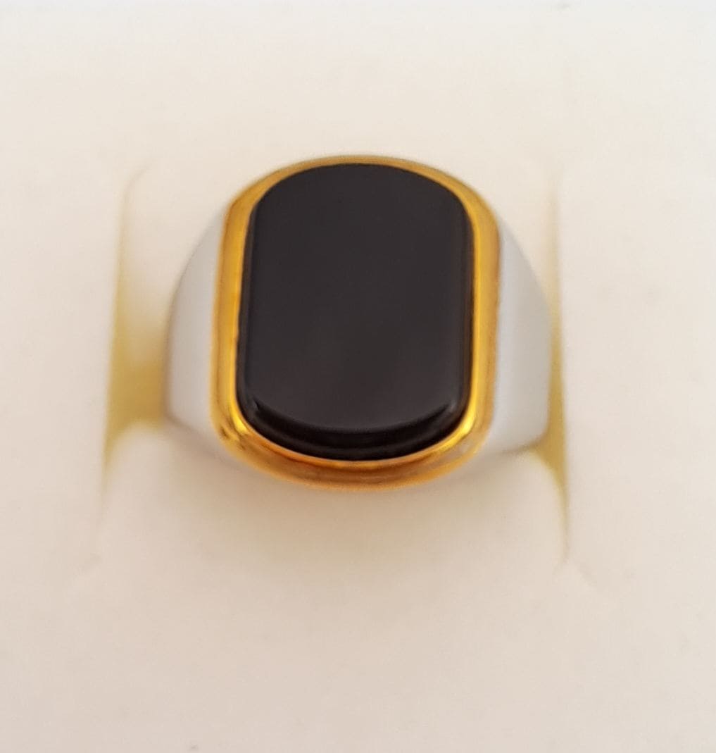 Teräksinen sormus onyx-kivellä