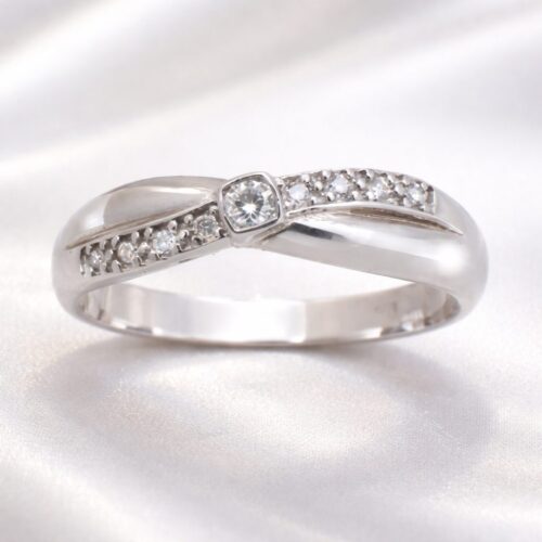 Timanttisormus valkokulta V9058